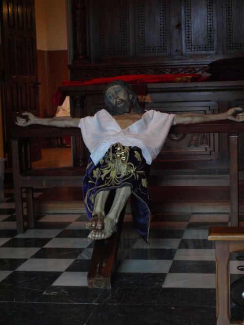 Cristo bajado del retablo en la capilla