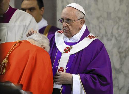 El Papa Francisco impone la ceniza a un cardenal.